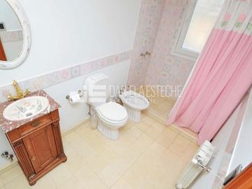 D. Esteche Realty & Home Ayres de Pilar. Casa Classica en excelente lote.