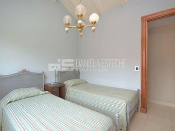 D. Esteche Realty & Home Ayres de Pilar. Casa Classica en excelente lote.