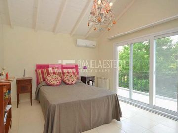 D. Esteche Realty & Home Ayres de Pilar. Casa Classica en excelente lote.