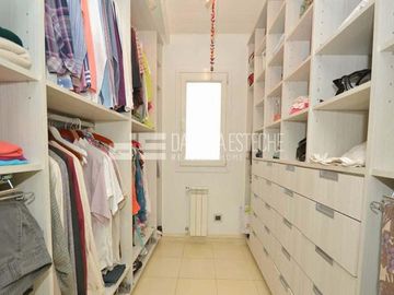 D. Esteche Realty & Home Ayres de Pilar. Casa Classica en excelente lote.