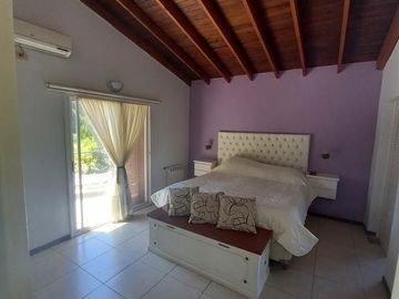 Casa en venta - 3 Dormitorios 3 Baños - 980Mts2 - Fincas del Lago