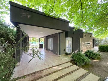 Casa 2 dormitorios, jardín y pileta, barrio cerrado Sol Del Parana