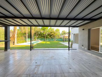Casa 2 dormitorios, jardín y pileta, barrio cerrado Sol Del Parana