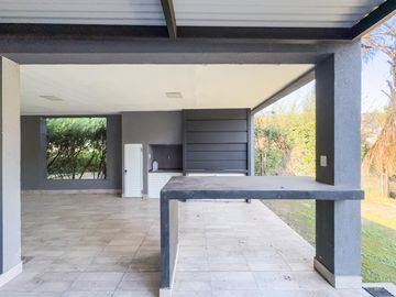 Casa 2 dormitorios, jardín y pileta, barrio cerrado Sol Del Parana