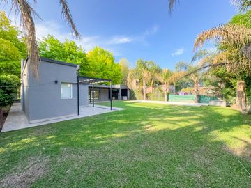Casa 2 dormitorios, jardín y pileta, barrio cerrado Sol Del Parana