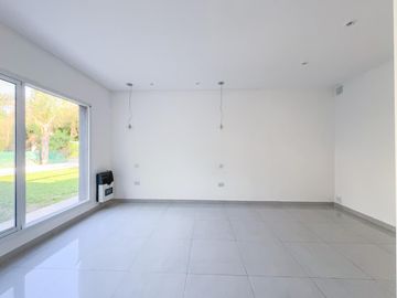 Casa 2 dormitorios, jardín y pileta, barrio cerrado Sol Del Parana