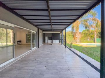 Casa 2 dormitorios, jardín y pileta, barrio cerrado Sol Del Parana