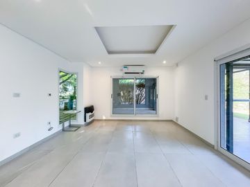 Casa 2 dormitorios, jardín y pileta, barrio cerrado Sol Del Parana