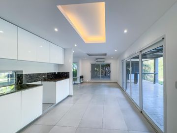 Casa 2 dormitorios, jardín y pileta, barrio cerrado Sol Del Parana