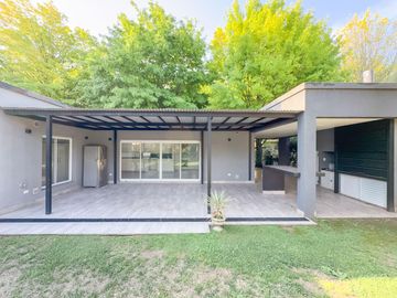 Casa 2 dormitorios, jardín y pileta, barrio cerrado Sol Del Parana