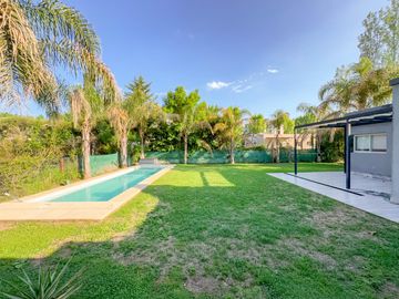 Casa 2 dormitorios, jardín y pileta, barrio cerrado Sol Del Parana