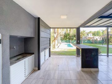 Casa 2 dormitorios, jardín y pileta, barrio cerrado Sol Del Parana