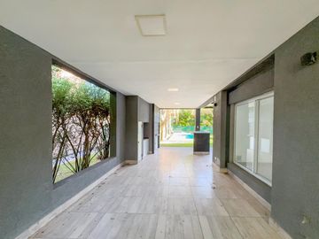 Casa 2 dormitorios, jardín y pileta, barrio cerrado Sol Del Parana