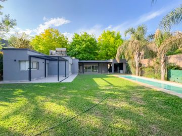Casa 2 dormitorios, jardín y pileta, barrio cerrado Sol Del Parana