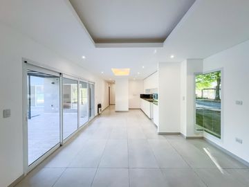 Casa 2 dormitorios, jardín y pileta, barrio cerrado Sol Del Parana
