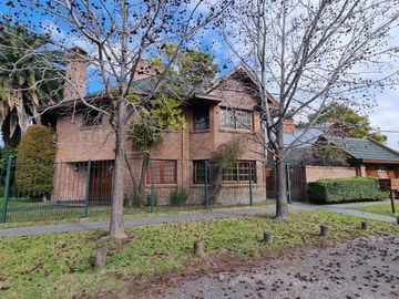 Importante chalet en Barrio Parque Calchaqui