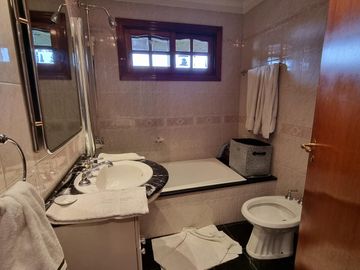 Importante chalet en Barrio Parque Calchaqui