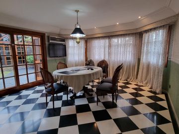 Importante chalet en Barrio Parque Calchaqui