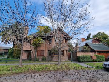 Importante chalet en Barrio Parque Calchaqui