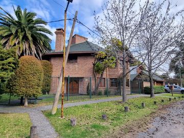Importante chalet en Barrio Parque Calchaqui