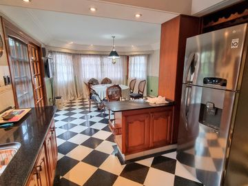 Importante chalet en Barrio Parque Calchaqui