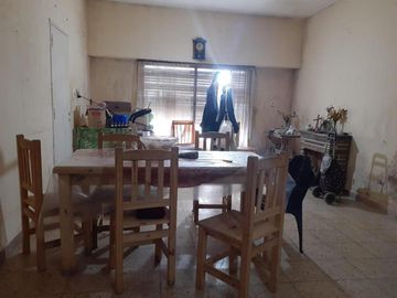 Casa en venta - 3 Dormitorios 2 Baños - Cochera - 242Mts2 - Luján