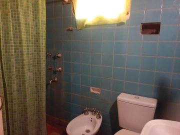 Casa en venta - 3 Dormitorios 2 Baños - Cochera - 242Mts2 - Luján