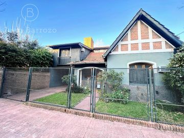 Chalet estilo inglés en venta en Banfield Oeste