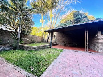 Chalet estilo inglés en venta en Banfield Oeste