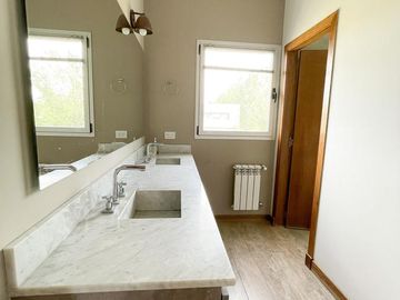 Venta Casa 4 Dormitorios. Funes. Barrio Privado Kentucky