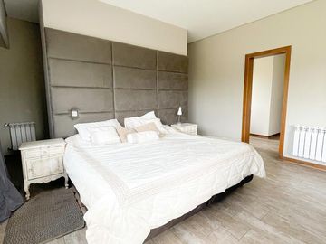 Venta Casa 4 Dormitorios. Funes. Barrio Privado Kentucky