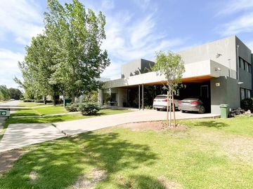 Venta Casa 4 Dormitorios. Funes. Barrio Privado Kentucky