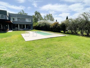 Venta Casa 4 Dormitorios. Funes. Barrio Privado Kentucky