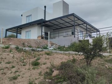 VENTA DE CASA DE 3 DORMITORIOS EN ESTANCIA VIEJA CON PILETA Y VISTAS POSTAL LAS SIERRAS A 3 CUADRAS DEL RIO.  REF:1936
