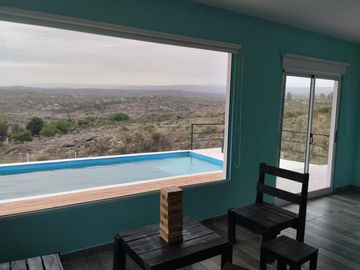 VENTA DE CASA DE 3 DORMITORIOS EN ESTANCIA VIEJA CON PILETA Y VISTAS POSTAL LAS SIERRAS A 3 CUADRAS DEL RIO.  REF:1936