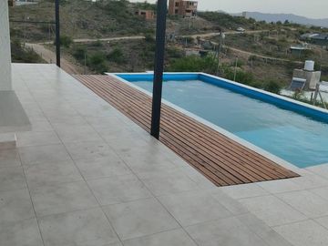 VENTA DE CASA DE 3 DORMITORIOS EN ESTANCIA VIEJA CON PILETA Y VISTAS POSTAL LAS SIERRAS A 3 CUADRAS DEL RIO.  REF:1936