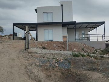 VENTA DE CASA DE 3 DORMITORIOS EN ESTANCIA VIEJA CON PILETA Y VISTAS POSTAL LAS SIERRAS A 3 CUADRAS DEL RIO.  REF:1936