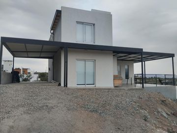 VENTA DE CASA DE 3 DORMITORIOS EN ESTANCIA VIEJA CON PILETA Y VISTAS POSTAL LAS SIERRAS A 3 CUADRAS DEL RIO.  REF:1936