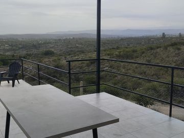 VENTA DE CASA DE 3 DORMITORIOS EN ESTANCIA VIEJA CON PILETA Y VISTAS POSTAL LAS SIERRAS A 3 CUADRAS DEL RIO.  REF:1936