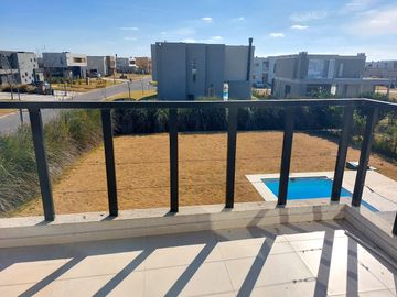 VENTA  CASA 4 DORMITORIOS BARRIO CEIBOS PUERTOS ESCOBAR