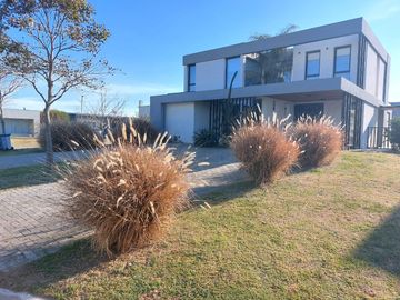 VENTA  CASA 4 DORMITORIOS BARRIO CEIBOS PUERTOS ESCOBAR