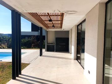 VENTA  CASA 4 DORMITORIOS BARRIO CEIBOS PUERTOS ESCOBAR