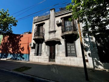 Casa de 5 ambientes con terraza y dependencia - 175 m2 total - Muy luminosa
