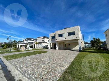 Casa en venta - Barrio Saint Thomas Oeste, Canning
