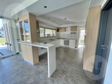 Casa en venta - Barrio Saint Thomas Oeste, Canning