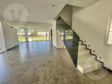 Casa en venta - Barrio Saint Thomas Oeste, Canning