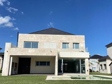 Casa en venta - Barrio Saint Thomas Oeste, Canning