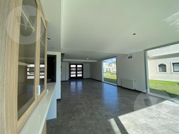Casa en venta - Barrio Saint Thomas Oeste, Canning