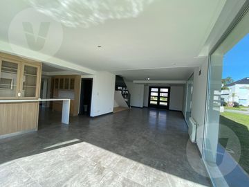 Casa en venta - Barrio Saint Thomas Oeste, Canning