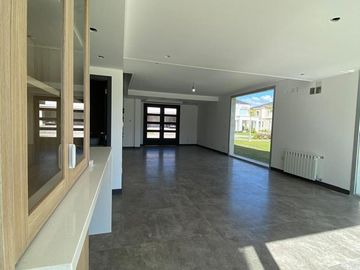 Casa en venta - Barrio Saint Thomas Oeste, Canning